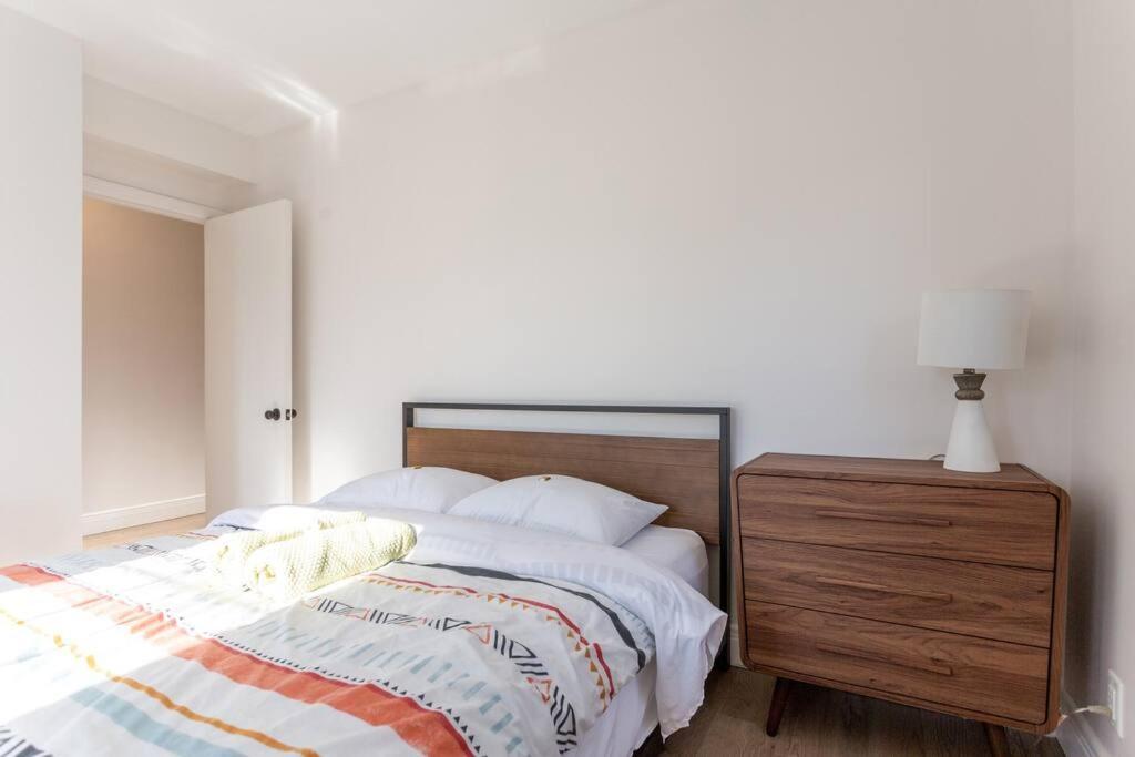Free Parking, Beautiful 4 1/2- 2 Bedroom Apartment Монреаль Екстер'єр фото