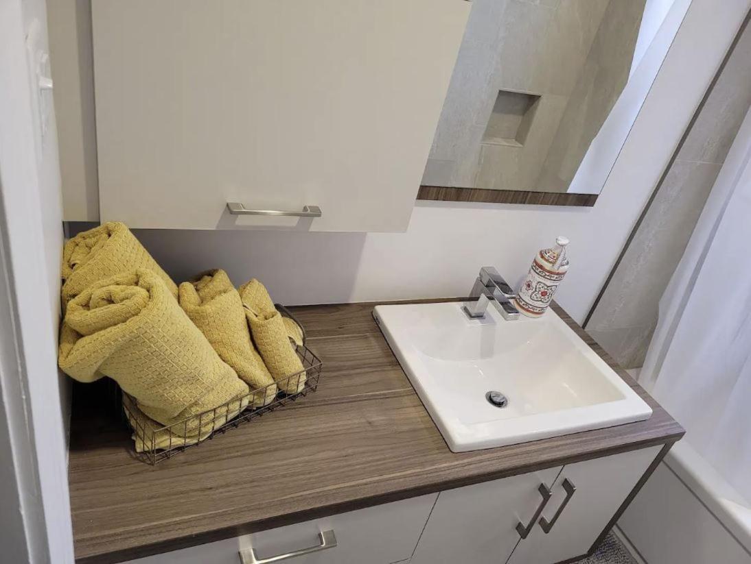 Free Parking, Beautiful 4 1/2- 2 Bedroom Apartment Монреаль Екстер'єр фото